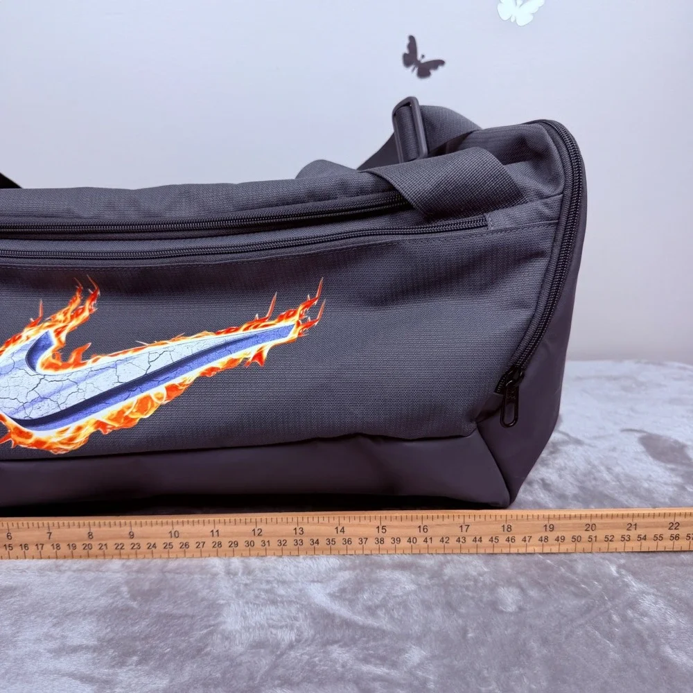 Nike Brasilia Small Duffel Bag Iron‎ Grey Flame Swoosh DQ4479-068 Sample